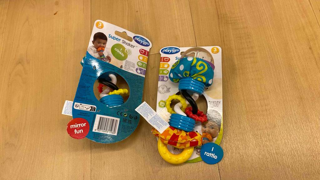 Zwei getestete Babyrasseln liegen nebeneinander.