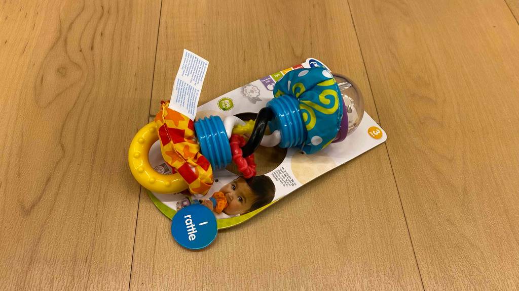 Babyrassel getestet: Rassel liegt auf dem Boden.