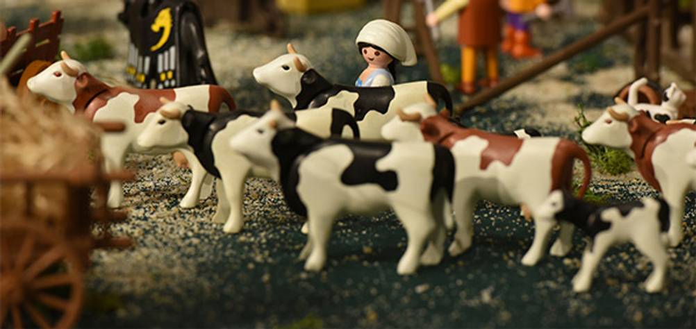 Playmobil-Bauernhof im Test: Eine Magd mit einigen Kühen