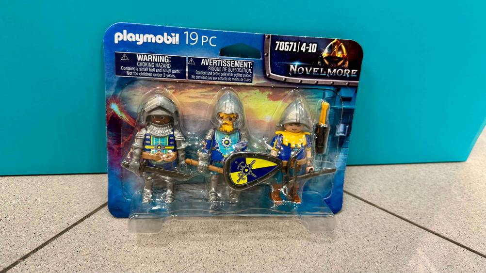 Vor einer blauen Wand am Boden steht eine Packung der getesteten Playmobil-Ritter.