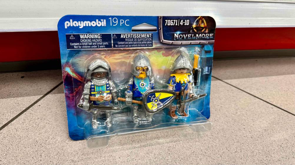 Eine Packung der Playmobil-Ritter im Test vor einem Regal am Boden stehend.