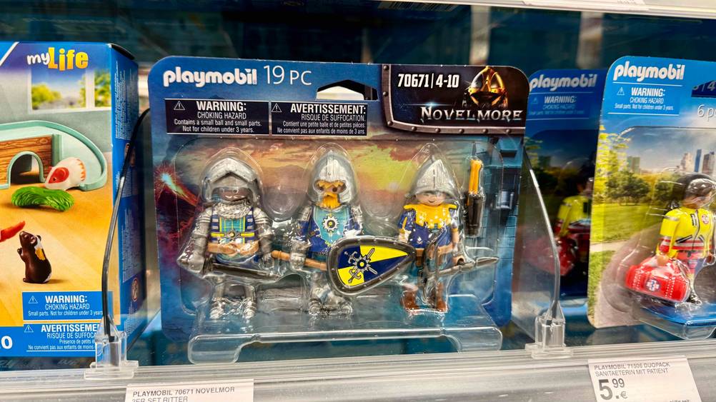 Mehrere Packungen der getesteten Playmobil-Ritter in einem Verkaufsregal mit Preisangaben.
