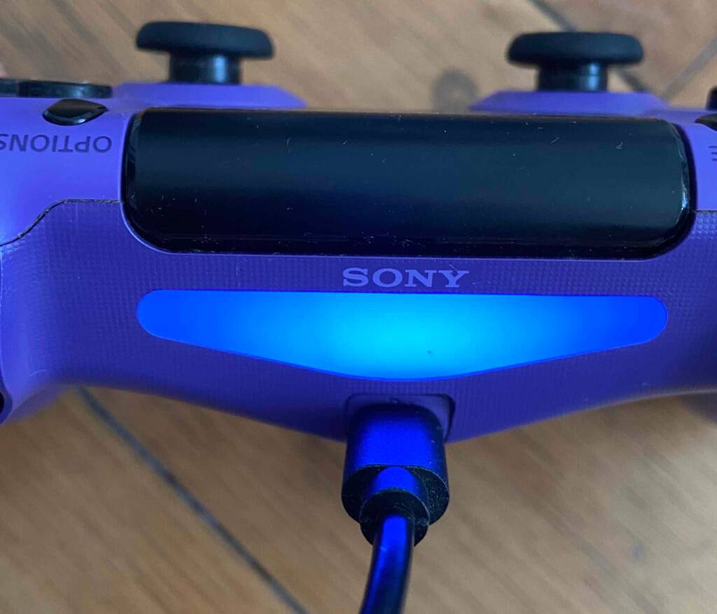 PS4-Controller im Test: Nahaufnahme des eingeschalteten, lilafarbenen Controllers der Marke SONY.