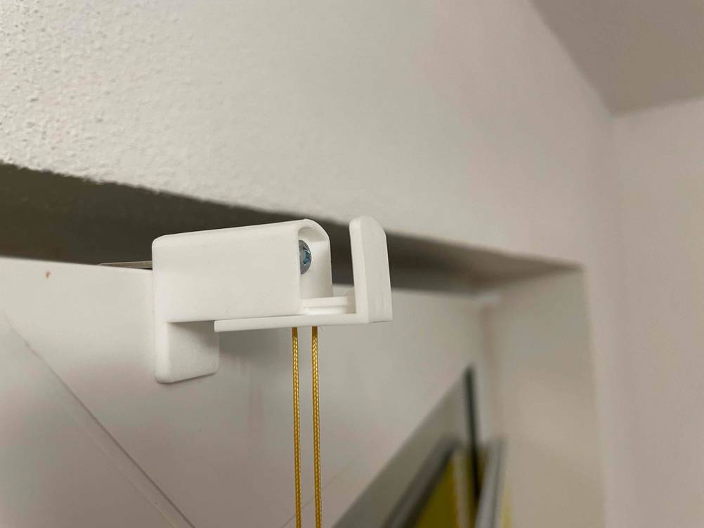 Plissee im Test: Nahaufnahme der Halterung mit Hacken am oberen Rand des Fensters.