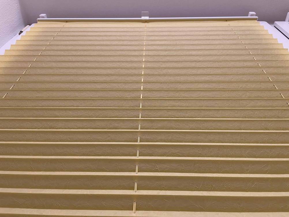Ein aufgefaltetes Plissee im Test von schräg unten.