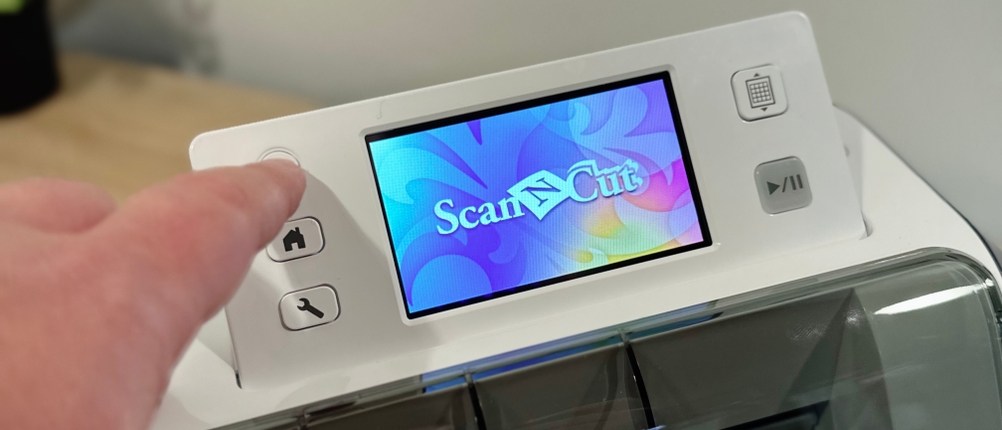 Das ausklappbare Display des Plotters von Brother wurde eingeschaltet.