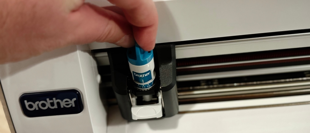 Es wird ein Farbstift in den Plotter von Brother eingesetzt.