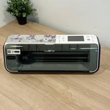 Der Plotter von Brother steht auf einem Holztisch.