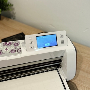 Mit dem Plotter von Brother wird ein Testschnitt durchgeführt.