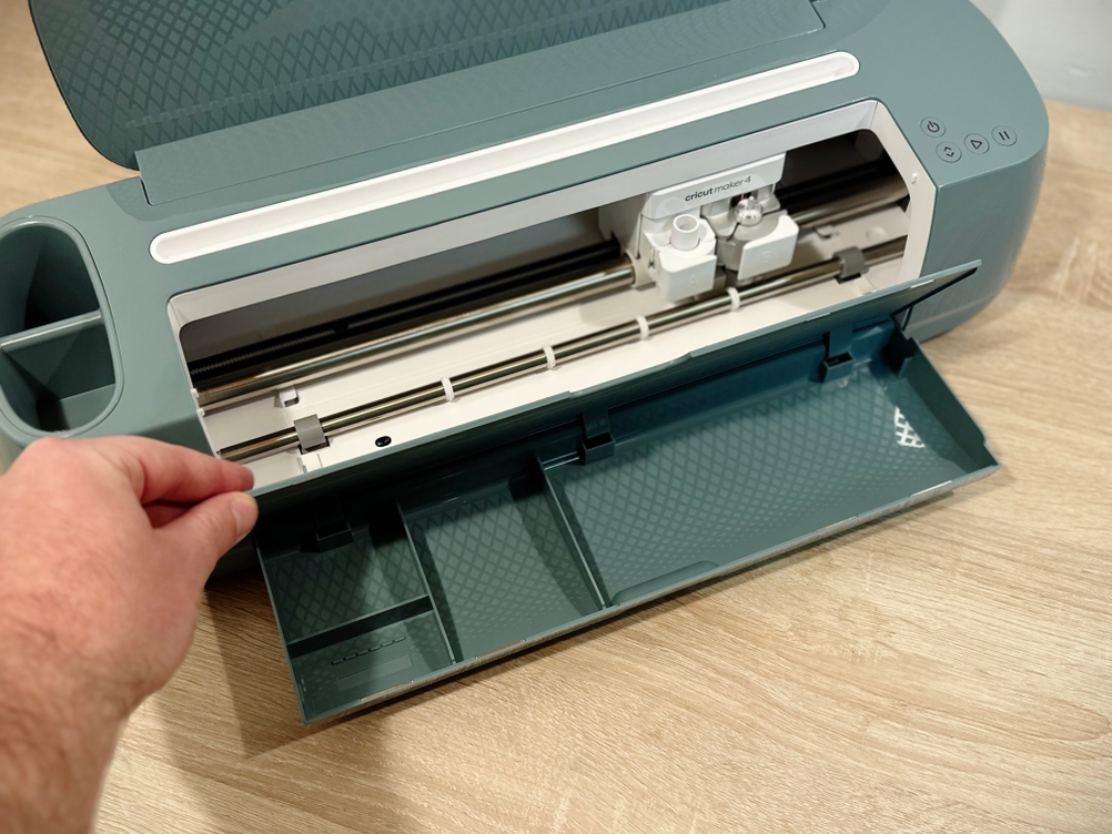 Der Plotter von Cricut ausgeklappt in der Detailansicht.