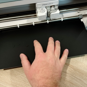 Das Trägermaterial wird in den Plotter von Cricut eingelegt.