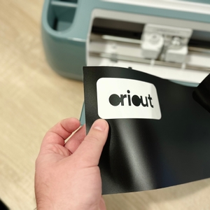 Der Ausschnitt wird von einer schwarzen Folie gelöst.