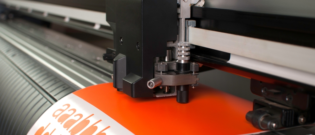 Plotter schneidet Buchstaben aus.