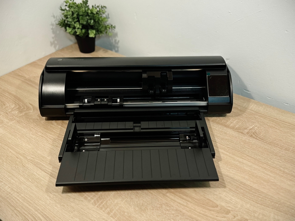 Der Plotter von Silhouette America ist vollständig ausgeklappt.