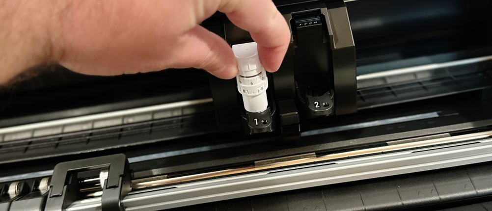 Es wird ein Farbstift in den Plotter von Silhouette America eingesetzt.