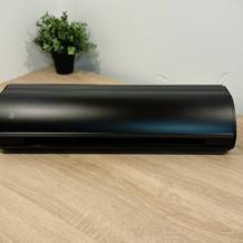 Der Plotter von Silhouette America steht auf einem Holztisch.