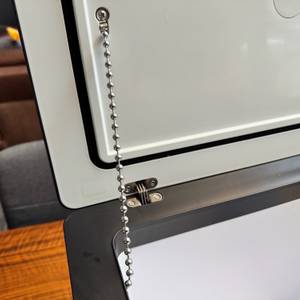 Die Kette zum Halten des Deckels der Plug in Festivals PIF-IC40