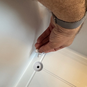 Eine Hand hält den Stopfen zum Wasserablassen in der Plug in Festivals PIF-IC40 neben die Öffnung