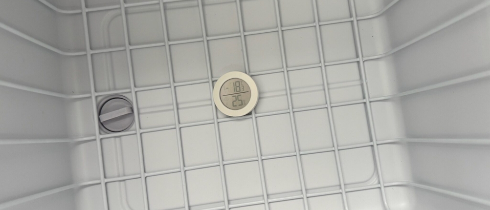 Hygrometer mit -18,3 Grad Celsius liegt im Inneren auf einem Einsatz-Korb der Plug in Festivals PIF-IC40