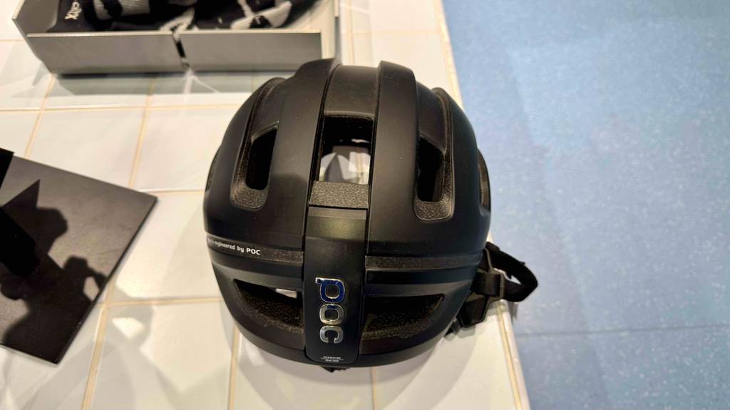 Blick von oben auf einen getesteten poc-Fahrradhelm.