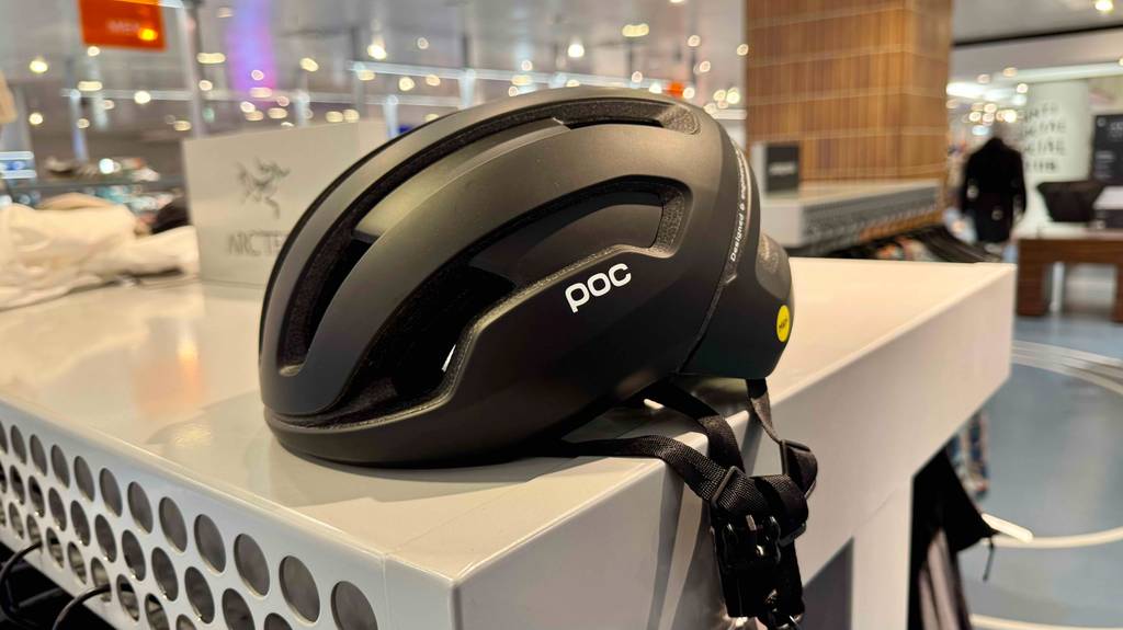 Auf der Seite eines getesteten poc-Fahrradhelms ist die Marke aufgedruckt.