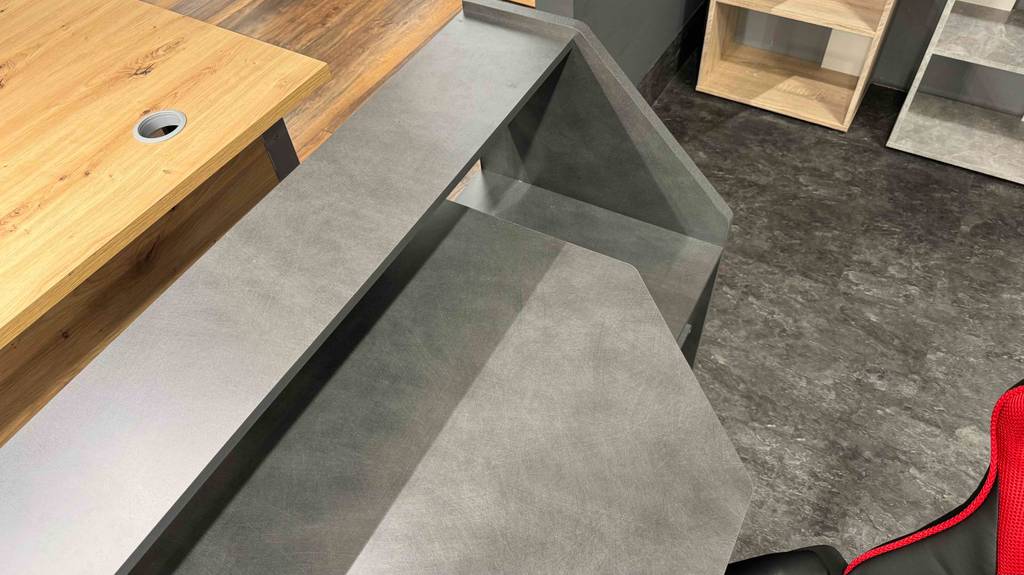 Detailansicht des Materials von Tischplatte und Abstellplatte eines getesteten Gaming-Tisches.