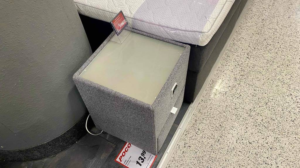 Ansicht von oben eines getesteten Nachttischs für das Boxspringbett.