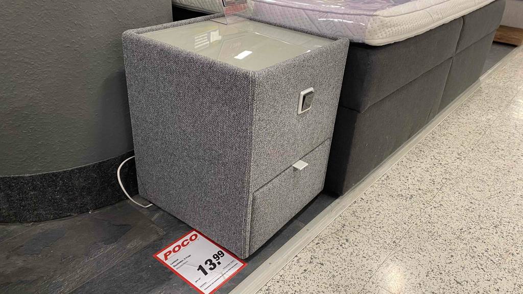 Getestet: Ein Nachttisch für ein Boxspringbett hat am oberen Teil eine Steckdose.
