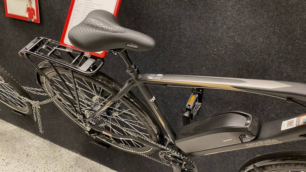 Trekking-E-Bike Herren: E-Trekkingbikes für Herren im Test: Fokus von schräg oben auf den ergonomischen Sattel eines schwarzen E-Bikes.