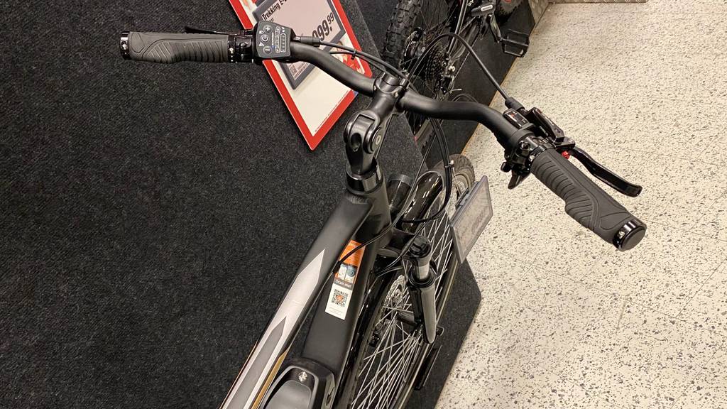 Trekking-E-Bike Herren: E-Trekkingbikes für Herren im Test: Detailansicht von oben des Lenkers inklusive Gangschaltung eines schwarzen E-Bikes.