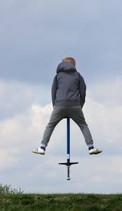 Kinder und Jugendliche trainieren mit dem Pogo-Stick Koordination und Kondition