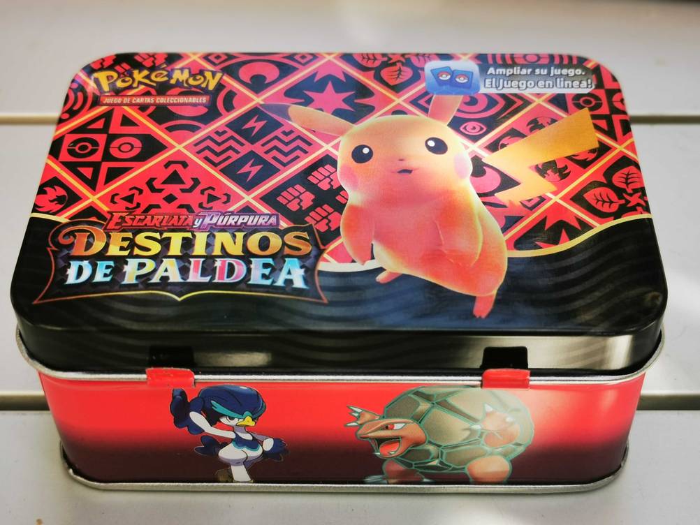 Eine getestete Pokémon-Box auf einer hellen Fläche stehend.