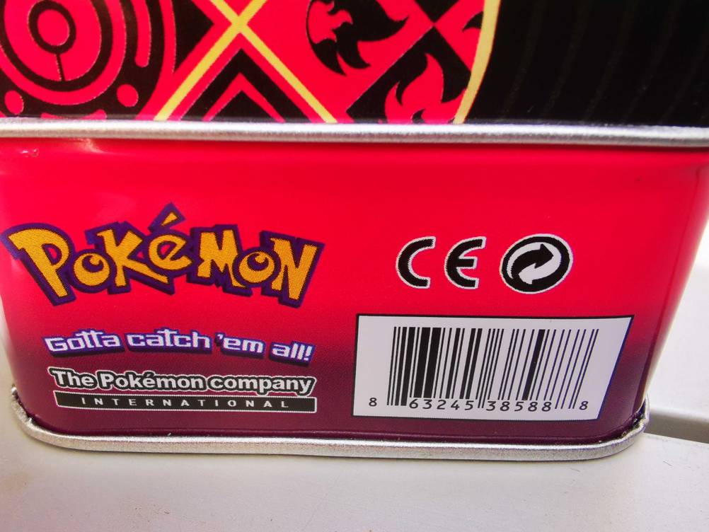 Pokémon-Box-Test: Nahaufnahme des Strichcodes auf der Seite der Box.