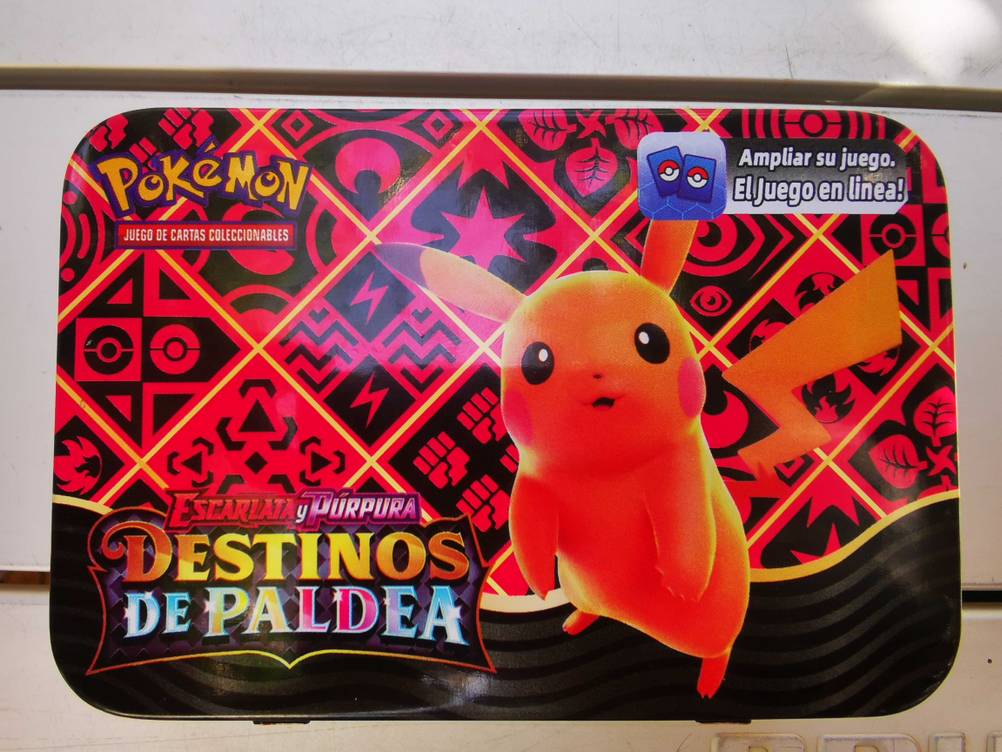 Getestet: Die Pokémon-Box von oben mit Logo und Grafik.