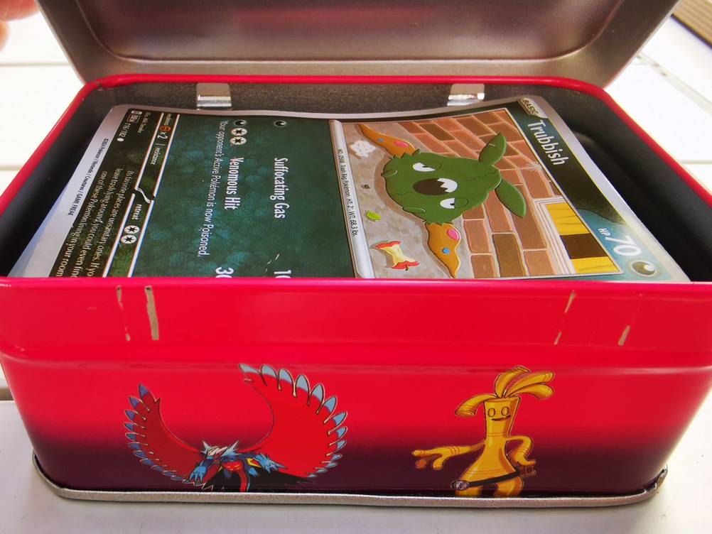 Pokémon-Box getestet: Nahaufnahme der Karten in der Box.