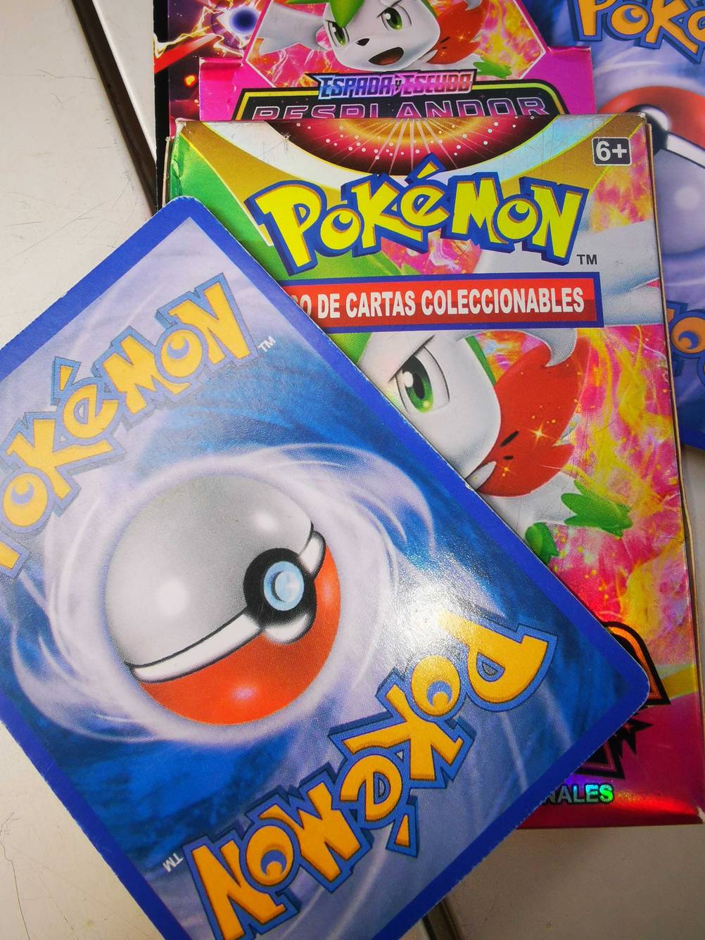 Mehrere Karten aus dem getesteten Pokémon-Deck übereinander.