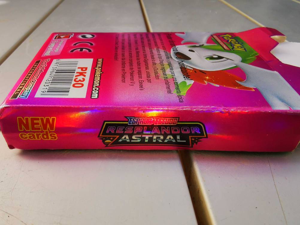 Seitenansicht der Verpackung des Pokémon-Deck im. Test.