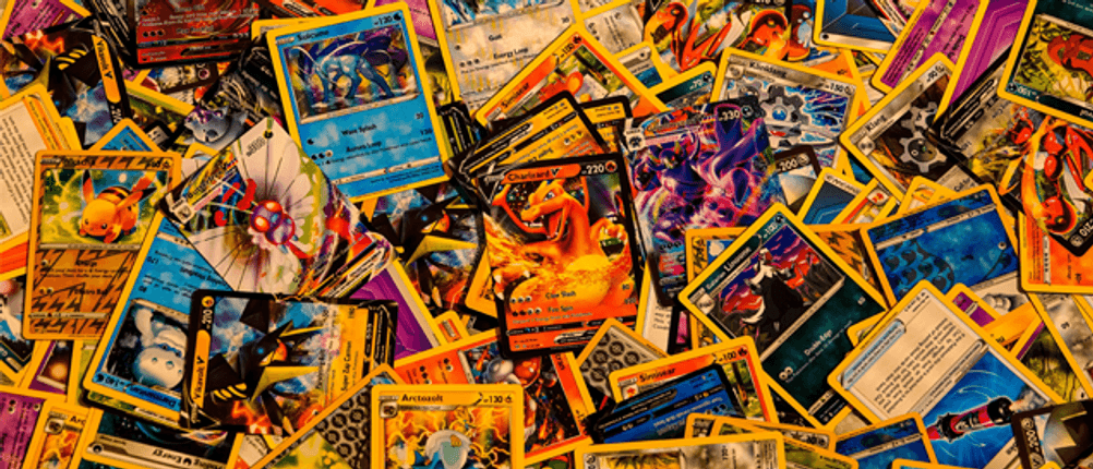 Pokémon-Karten (deutsch) im Test: Zahlreiche Pokémon-Karten, die darauf warten, sortiert zu werden.