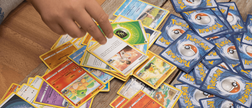 Pokémon-Karten (deutsch) im Test: Ein Kind, welches seine Karten sortiert und sichtet.