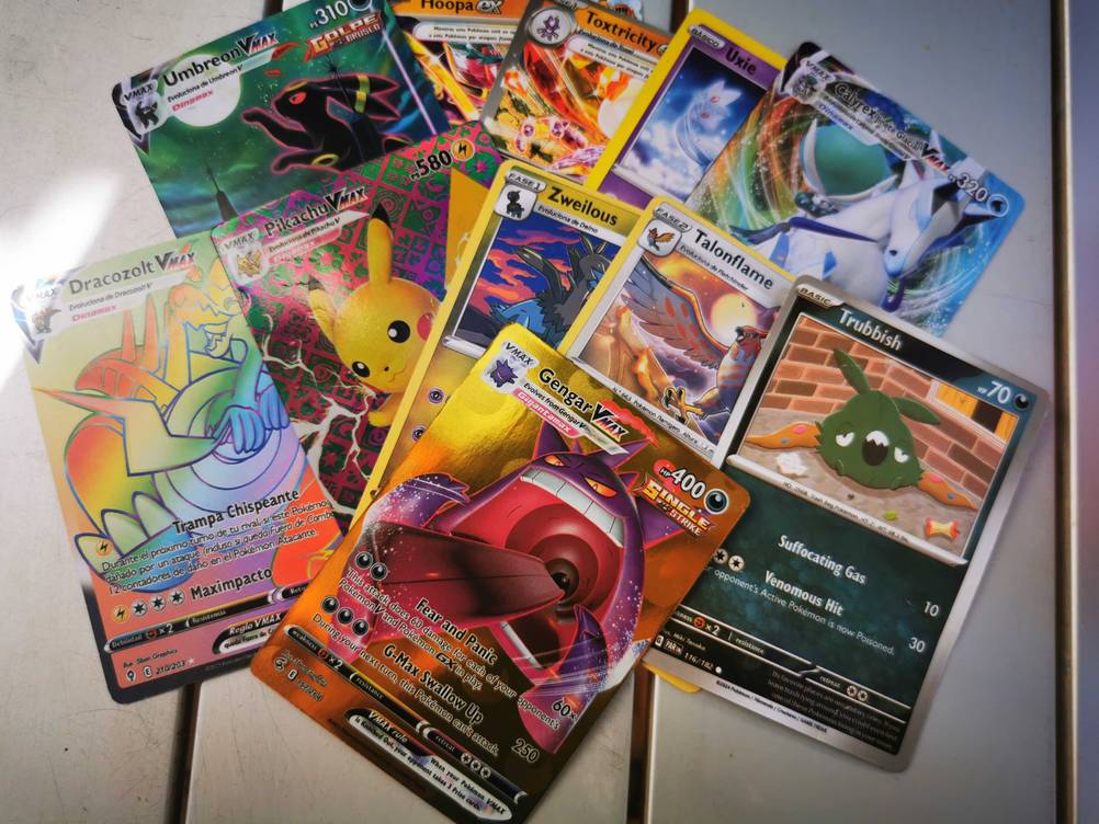 Mehrere getestete Pokémon-Karten übereinander.