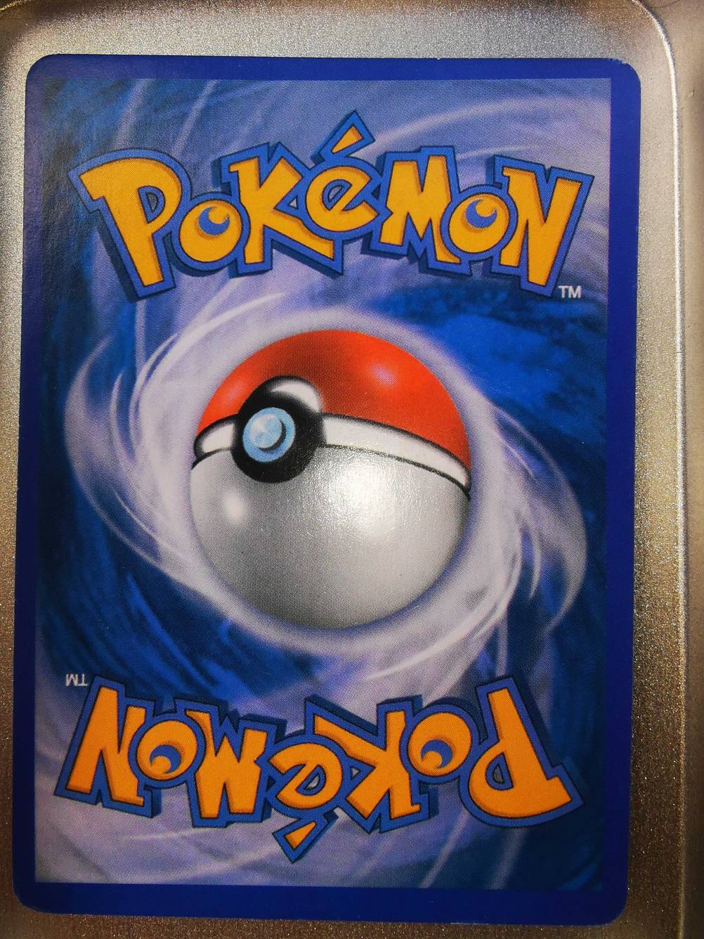 Rückseite einer getesteten Pokémon-Karte.