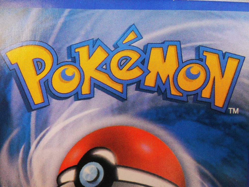 Pokémon-Karten im Test: Nahaufnahme des Logos auf der Rückseite der Karten.