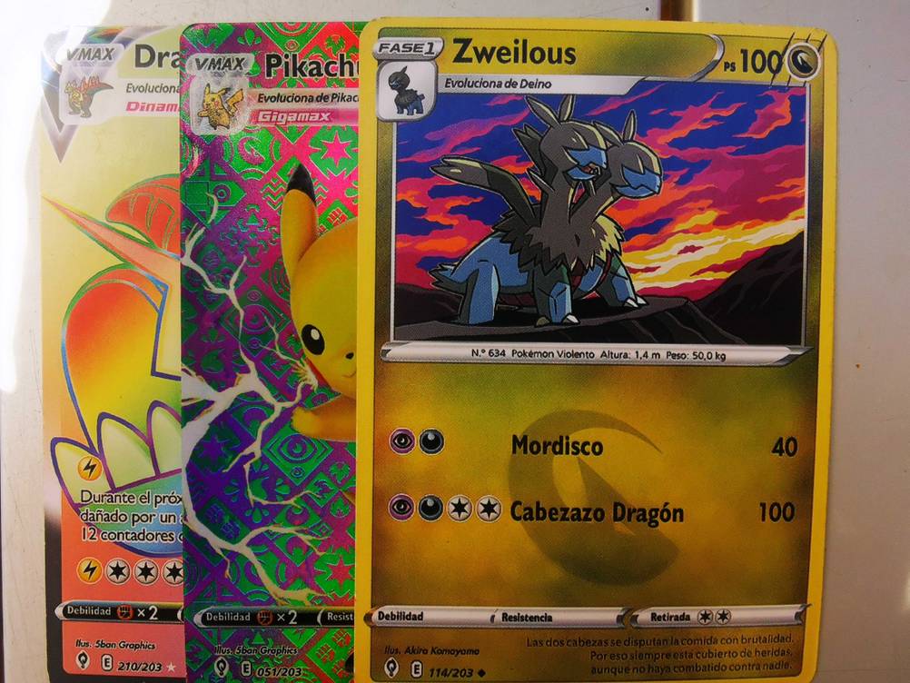 Pokémon-Karten-Test: Drei Karten übereinander.