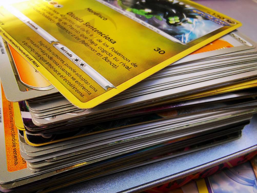 Seitenansicht eines Stapels der getesteten Pokémon-Karten.