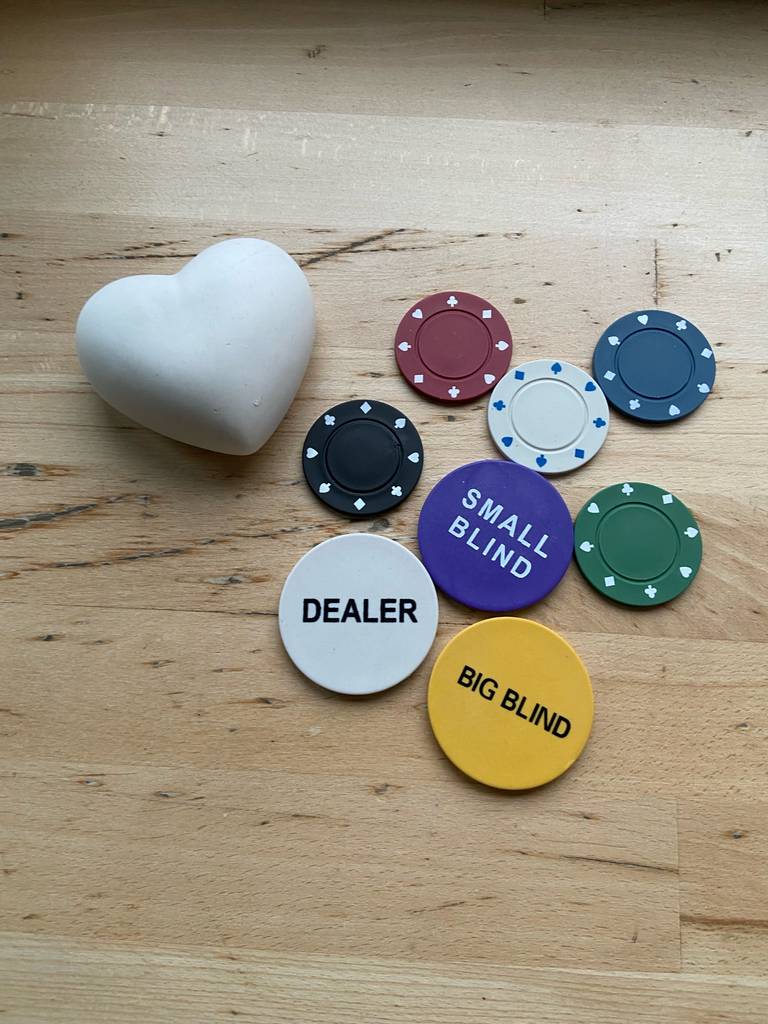 Blick von oben auf verschiedene getestete Pokerchips.