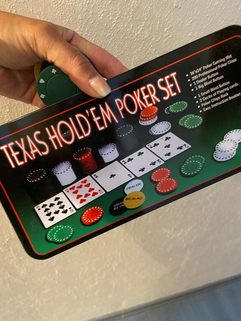 Im Test: Eine Hand hält ein Set mit Pokerchips.