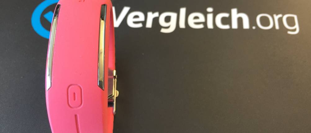 Fitness-Armband-Test: Fitness-Armband auf einem Tisch liegend.