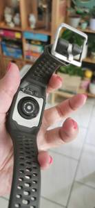 Rückseite einer getesteten Polar-Fitnessuhr in einer Handfläche.