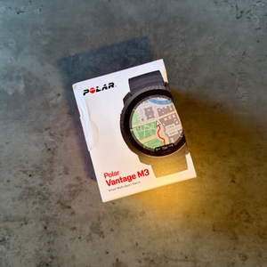 Die Verpackung der Polar Vantage M3 liegt auf einem Tisch