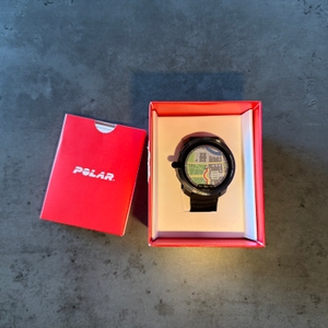 Die Verpackung der Polar Vantage M3 liegt geöffnet auf einem Tisch